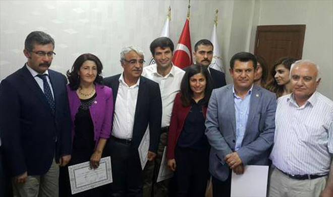 HDP Mardin Milletvekilleri mazbatalarını aldı