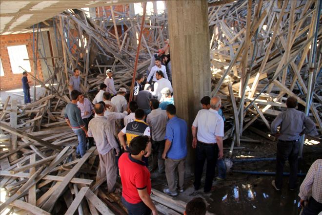 Midyat´ta cami iskelesi çöktü: 5 işçi yaralandı