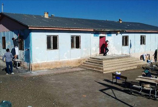 Üniversite öğrencileri köy okulunu boyadı