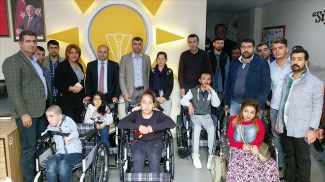 Ak Parti Kızıltepe Teşkilatı Engellilere Tekerlekli Sandalye Dağıttı