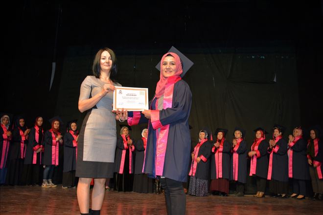 55 kadın Anne üniversitesi´ninden mezun oldu