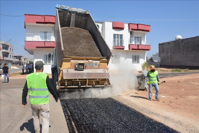Mardin´in Kızıltepe ilçesinde belediye tarafından 2 mahallede sathi kaplama çalışması başlatıldı.