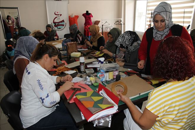 İzmit´ten gelerek Mardinli kadınlara el sanatı öğretiyor