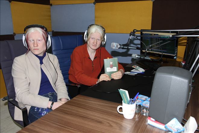 Görme engelli ve albino hastası kardeşler radyo programı sunuyor 