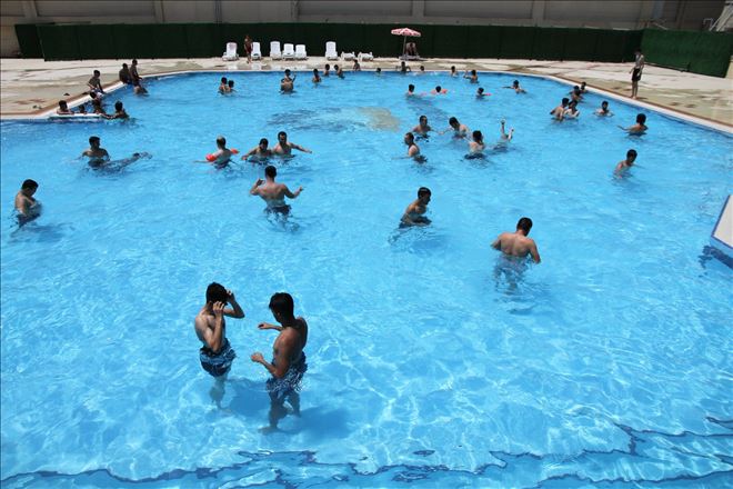 Vatandaşlar serinlemek için havuza akın etti