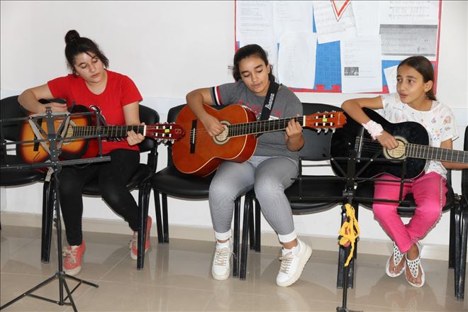 Suriyeli çocuklar savaşın izlerini gitarla siliyor