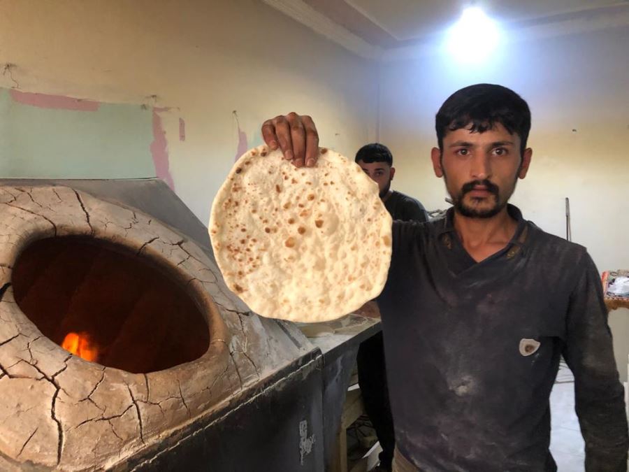 Kızıltepe’de Suriye ekmeğini üreterek geçimini sağlıyor