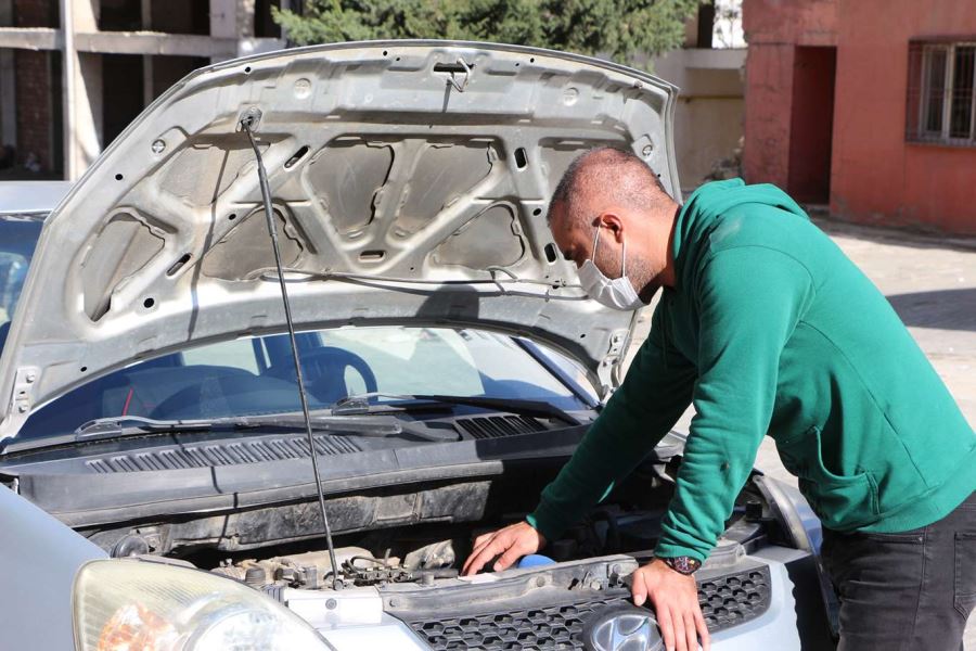 Mardinli öğretmen sosyal medyada açtığı kanalında otomobilleri Kürtçe tanıtıyor