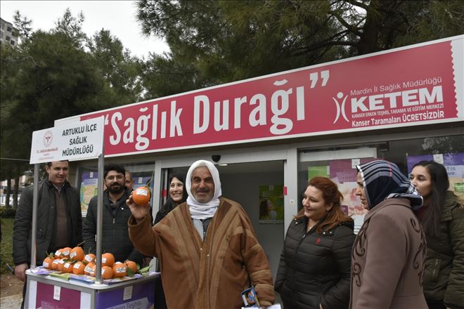 Sağlık çalışanları kansere dikkat çekmek için vatandaşlara portakal dağıttı