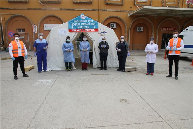 Kızıltepe gönül elçileri sağlık çalışanlarına pasta yaptı