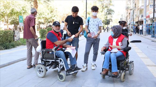 Kızılayın tekerlekli sandalyeli gönüllüleri vatandaşı kan vermeye davet etti