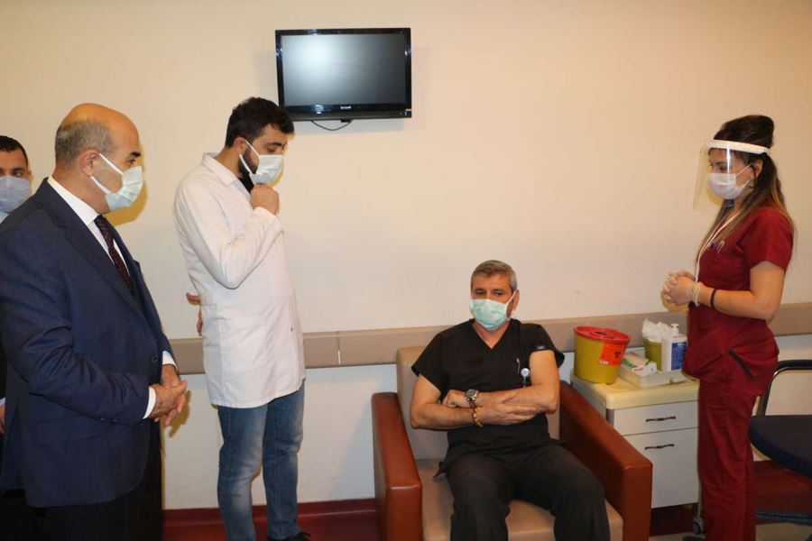 Vali Demirtaş aşı olan sağlık çalışanlarını ziyaret etti