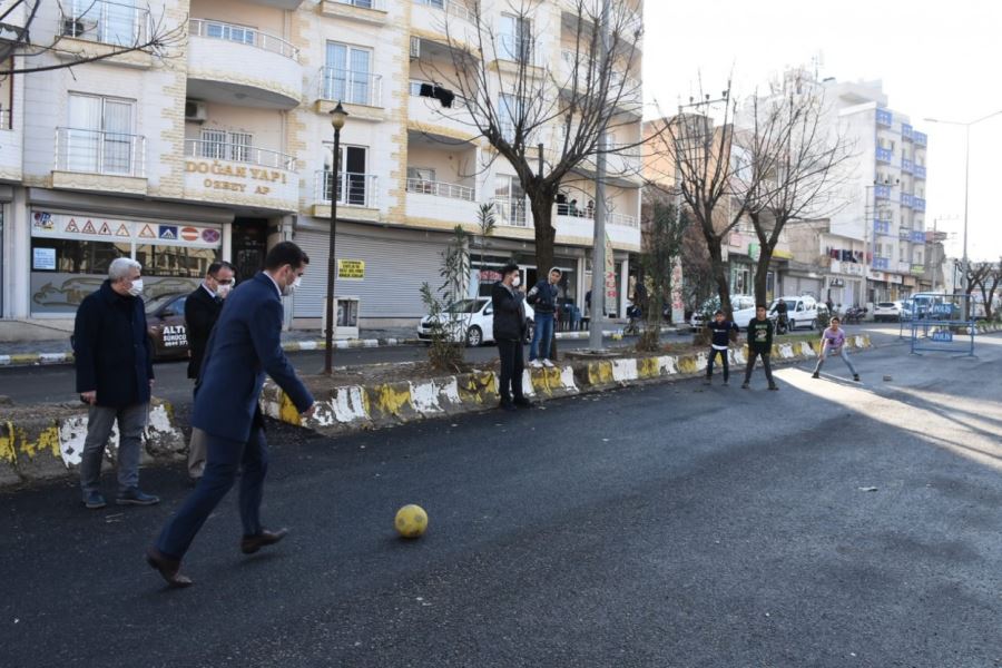 Nusaybin Kaymakamı  çocuklarla sokakta top oynadı