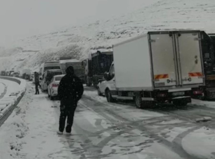 Mardin- Diyarbakır yolunda kar engeli