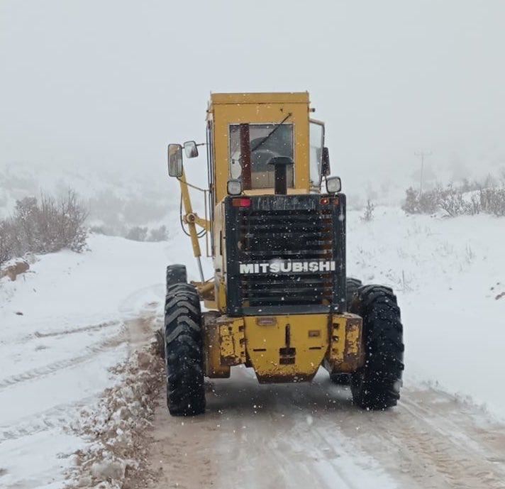 Mardin’de kar nedeniyle ulaşıma kapanan 8 köy yolu açıldı