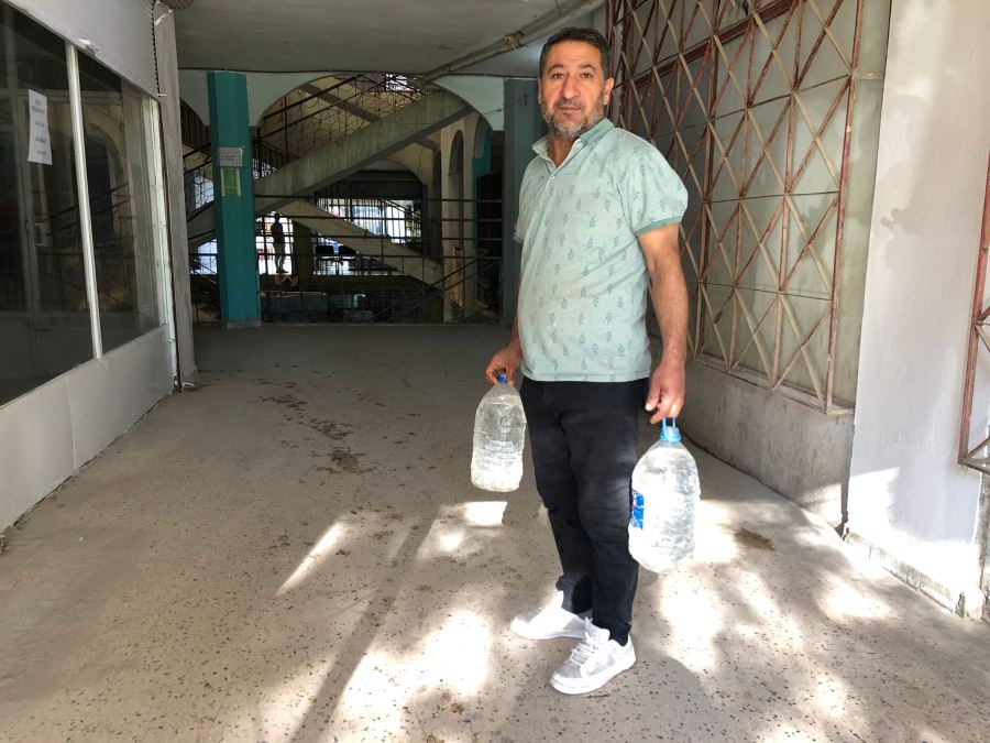 Kızıltepe’de su kesintisi: Çarşı esnafı bidonlarla su arıyor