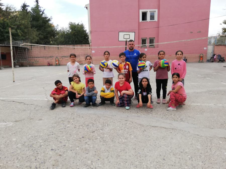 Halk Eğitim Merkezi bünyesinde Fırat İlkokulu’nda voleybol kursu başladı