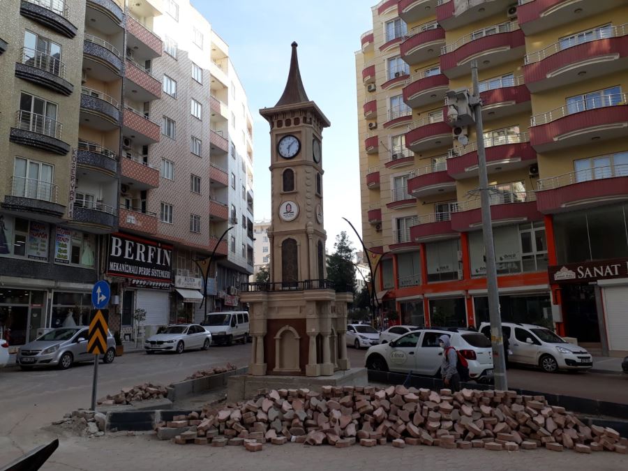 Kızıltepe’de saat kulesi Kilise Caddesi’ne dikildi