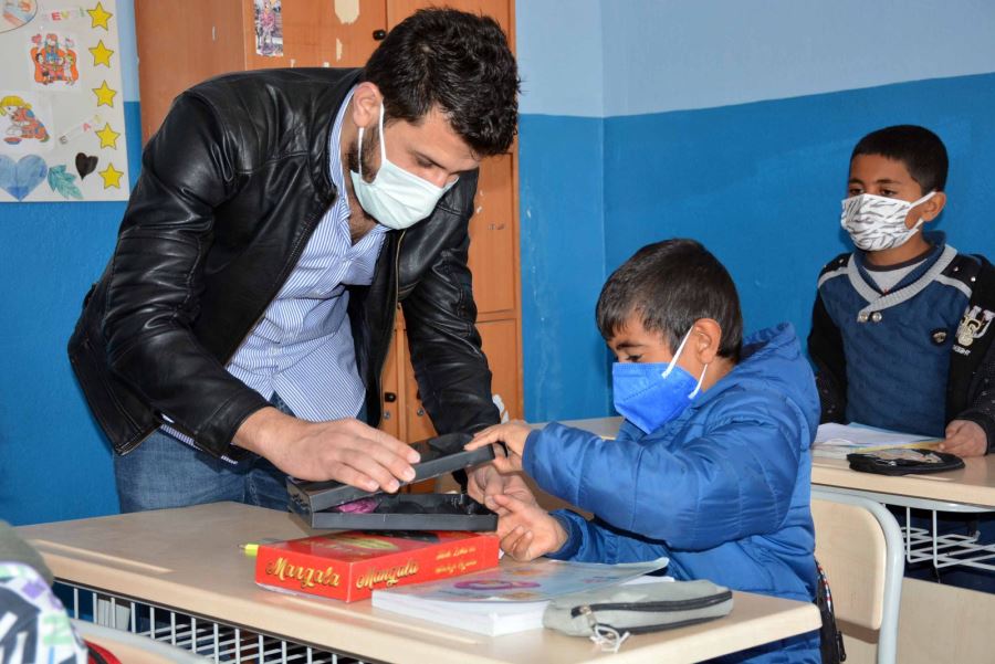 Kızıltepe Belediyesi öğrencilere mangala hediye ediyor