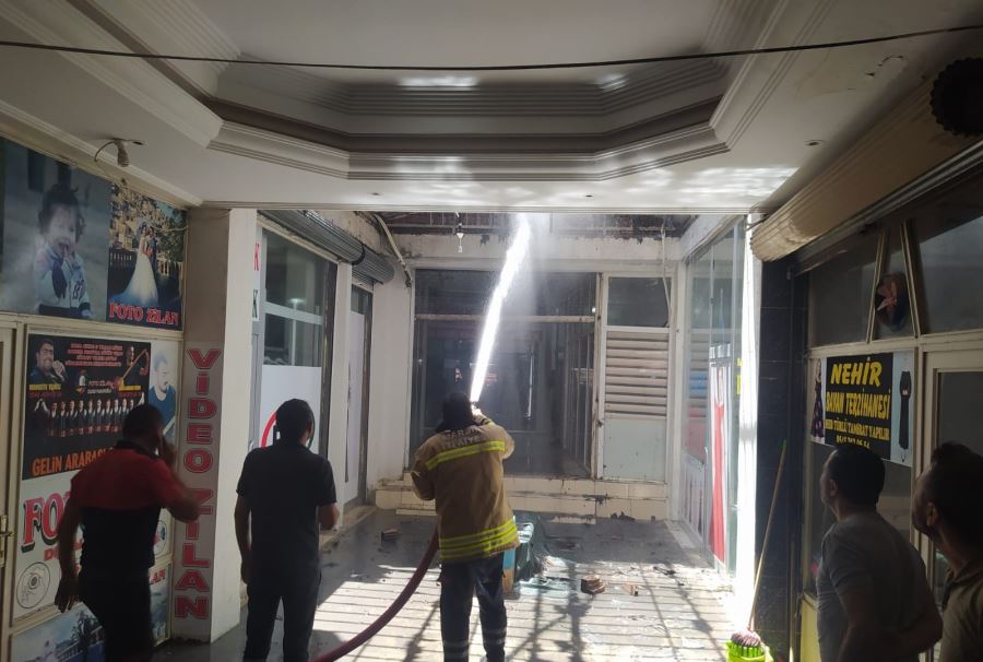  Kızıltepe’de yüzlerce giyim dükkanının bulunduğu pasajda yangın korkuttu 
