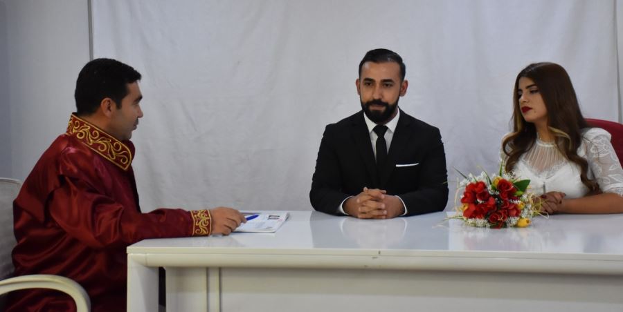 Dargeçit Belediye Başkanı Aksoy, genç çiftin nikahını kıydı