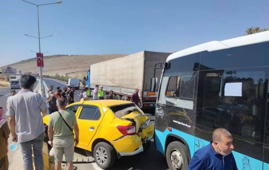 Özel halk otobüsü ticari taksiye çarptı: 4 yaralı