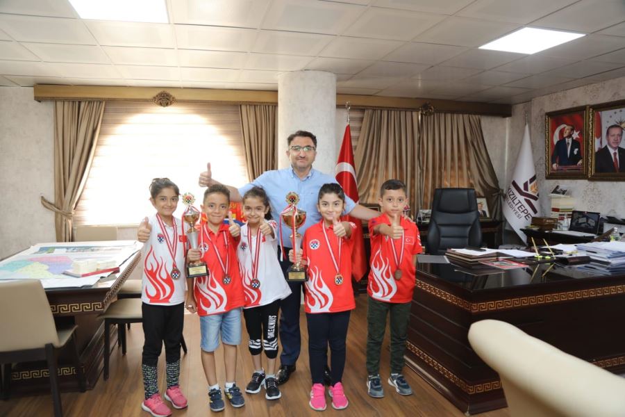 Mardinli satranç Türkiye şampiyonlarından Kaymakam Çam’a ziyaret