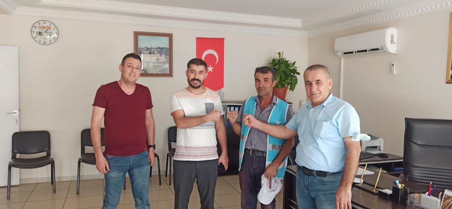 Mardin’de temizlik işçisi yerde bulduğu 8 bin 500 lirayı sahibine teslim etti