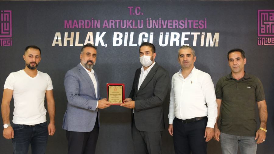 Muhtarlar derneğinden Rektör Özcoşar’a tıp fakültesi plaketi