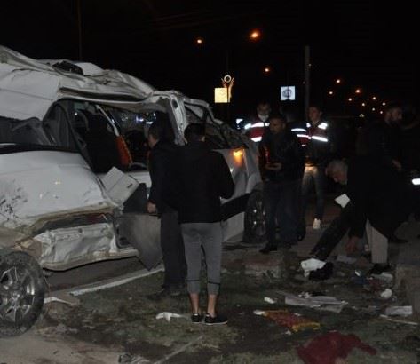Mardin’de fabrika işçilerini taşıyan  iki servis aracı zincirleme kazaya karıştı: 2’si ağır 11 yaralı