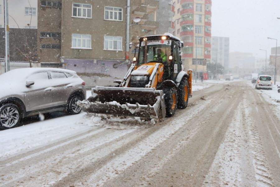 Kızıltepe’de karla mücadele çalışmaları sürüyor