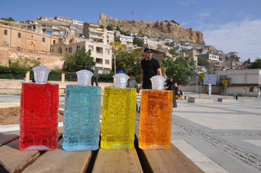 Mardin’i kolonya şişelerine işliyor