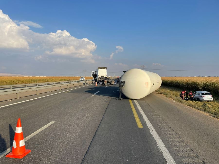 Kızıltepe’de LPG yüklü tanker ile otomobilin çarpıştığı kazada 3 kişi yaralandı