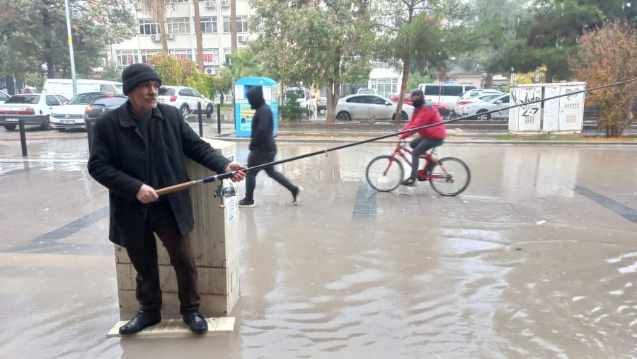 Kızıltepe’de dükkanları su bastı, esnaf göle dönen caddeye oltasını attı