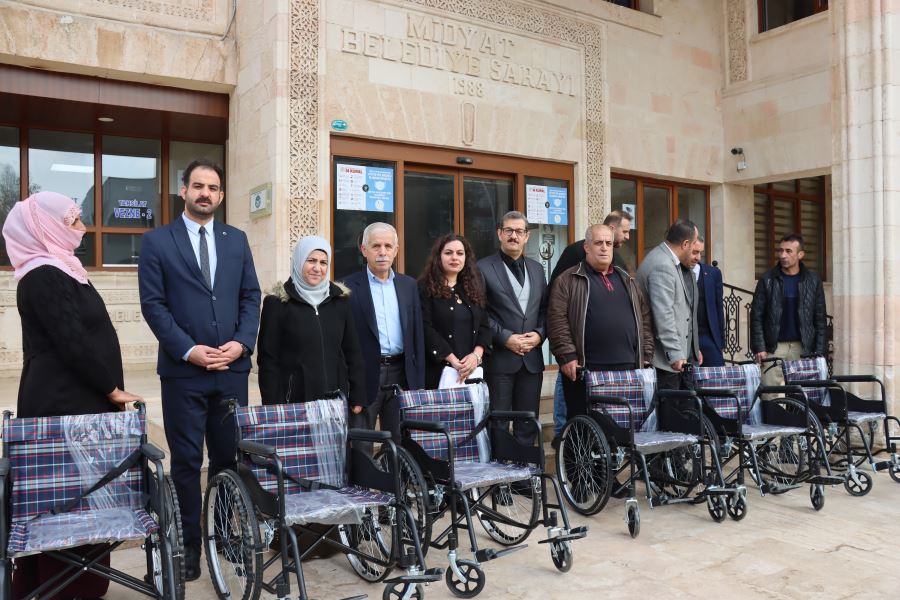 Midyat Belediyesince, engellilere tekerlekli sandalye yardımı