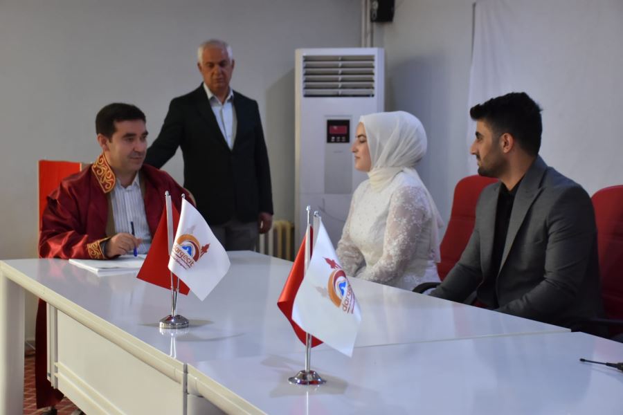 Başkan Aksoy genç çiftin nikahını kıldı