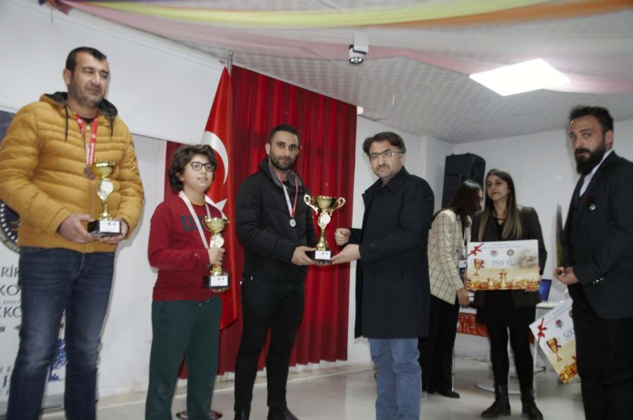 Kaymakamı Çam, Satranç turnuvasında dereceye girenlere ödüllerini verdi