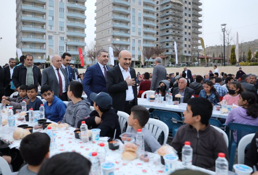 Vali Demirtaş, Yeşilli’de vatandaşlarla iftar yaptı
