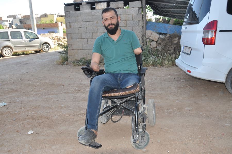 Haluk Levent, Kızıltepe’de iki kolu ve bacağını kaybeden Cuma Yıldız’ın yardımına koştu