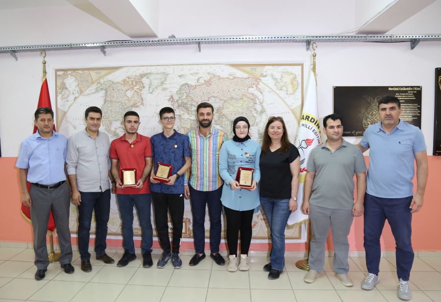 Marka Yapı, YKS’de derece yapan Mardin Fen Lisesi öğrencilerini altınla ödüllendirdi