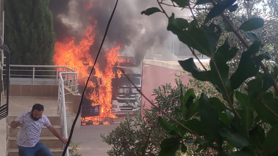 Kızıltepe’de galericiler sitesinde park halindeki tırdan çıkan yangında iki kişi yaralandı