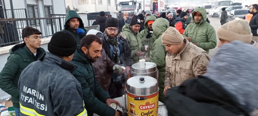 Kızıltepeli yardımsever depremzedelerin içini ısıtmak için çay dağıtıyor