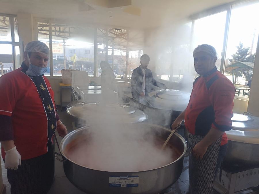 Kızıltepe Halk Eğitim Merkezi aşçılık kursu öğrencilerinden depremzedelere sıcak yemek 