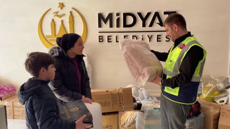 Suriyeli kardeşler bisikletlerinin tamiri için biriktirdikleri parayı depremzedelere bağışladı
