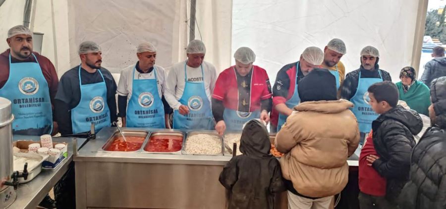 Adıyaman’da kurulan aş evininin yemeklerini Kızıltepeli aşçılar pişiriyor