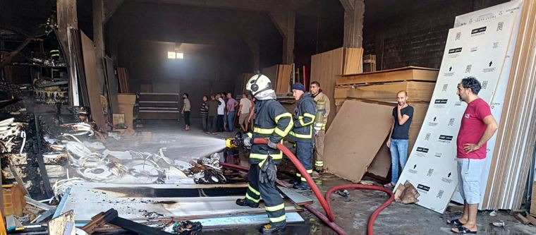 Kızıltepe’de mobilya deposunda yangın