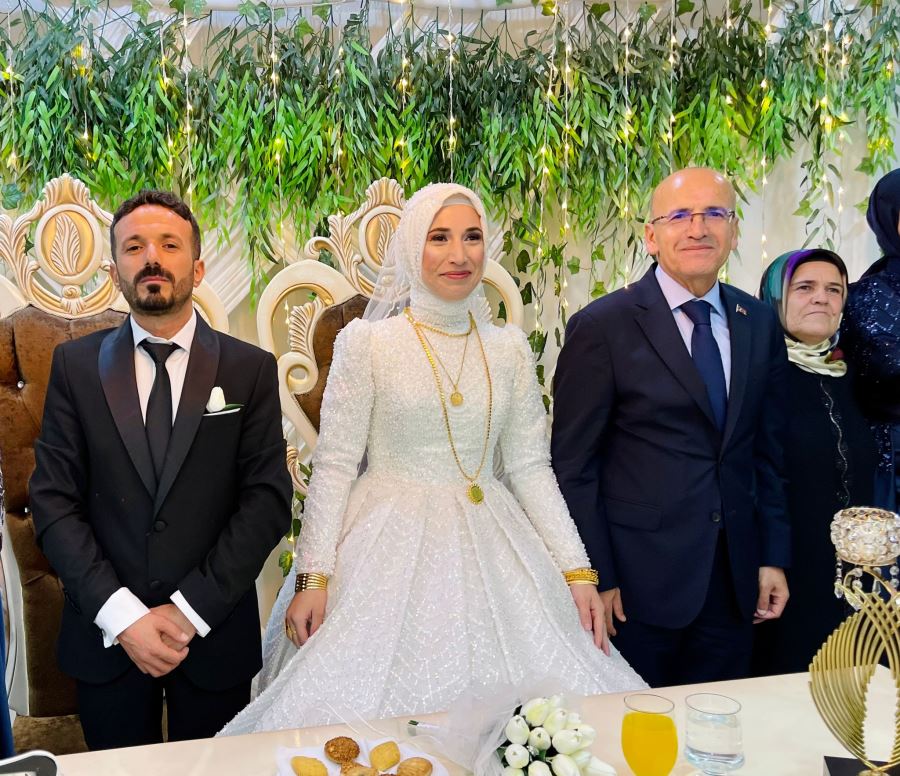 Bakan Şimşek Kızıltepe’de düğüne katıldı