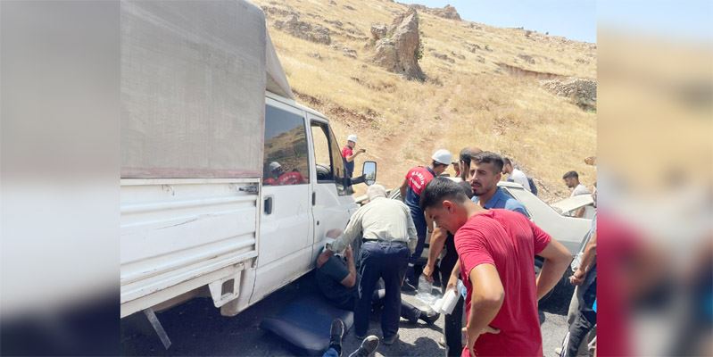 Kızıltepe’de kamyonet ile otomobil çarpıştı; 2’si ağır 4 yaralı
