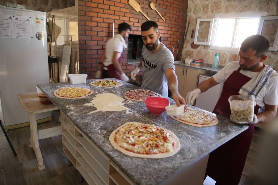 Odun ateşinde pizza yapılan Süryani köyleri lezzet durağı oldu