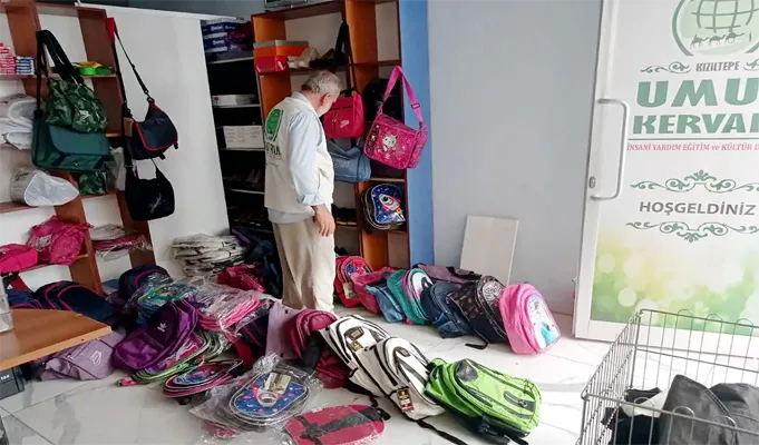Umut Kervanı Kızıltepe’de ihtiyaç sahibi ailelere kırtasiye yardımında bulunuyor